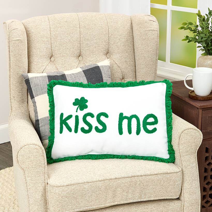 St_Paddys_Day_Pillows_Kiss_Me_12x18_2144414_zm1_57544dc1-ae39-463d-931c-0c291fe5cf9e